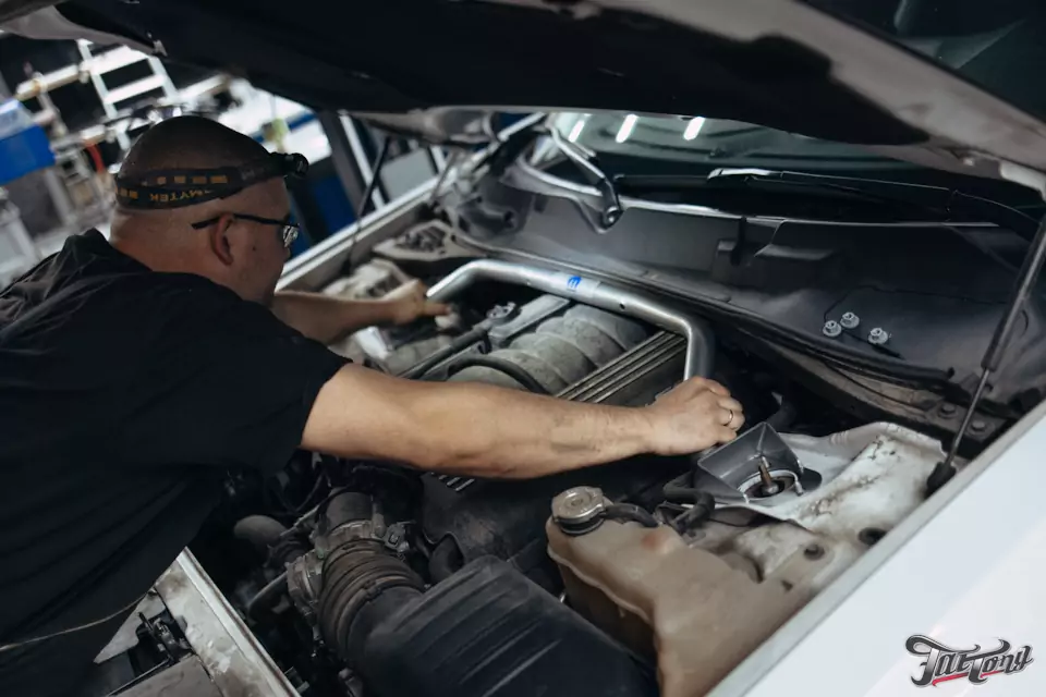 Установили на Dodge Challenger растяжки и стабилизаторы для уверенного управления